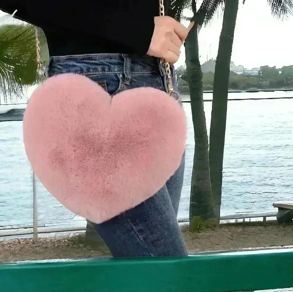 Faux fur Heart shaped pink purse - Picture 1 of 3